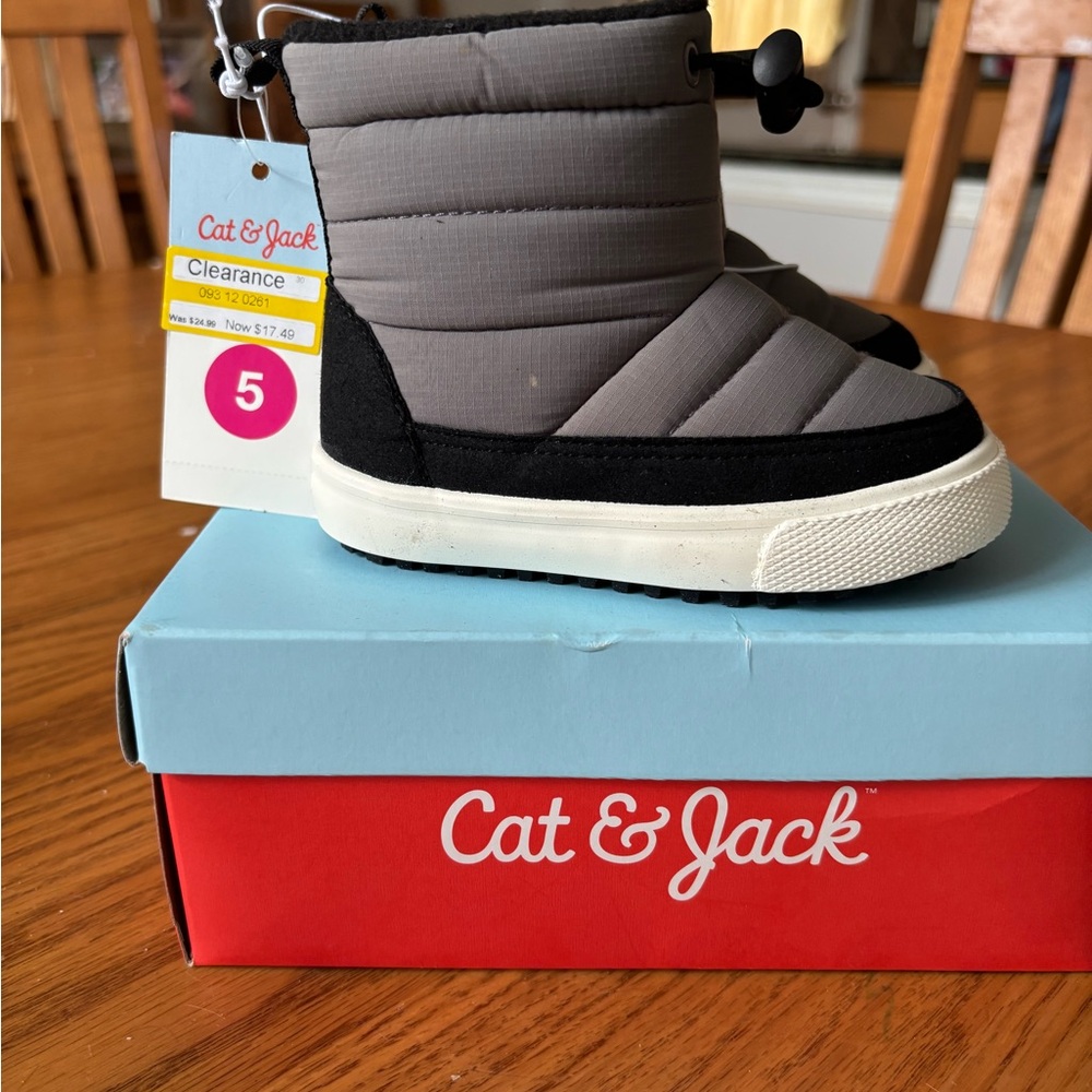 Cat & Jack Kids' Black and Gray Keaton Boots - Picture 5 of 6